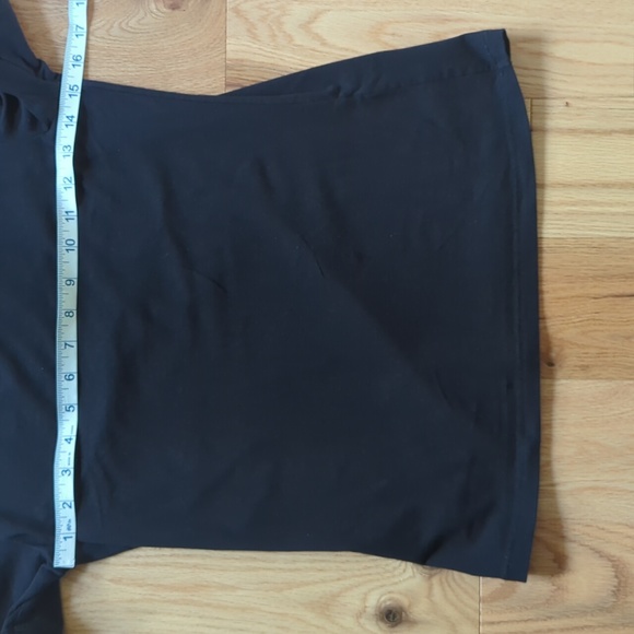 Hugo Boss. Women's Fitted Tee. Size XXS. - Picture 8 of 9